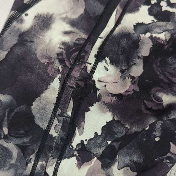 Lululemon Leggings Womens 10 Black and White Rose Pattern Split back - Picture 6 of 11